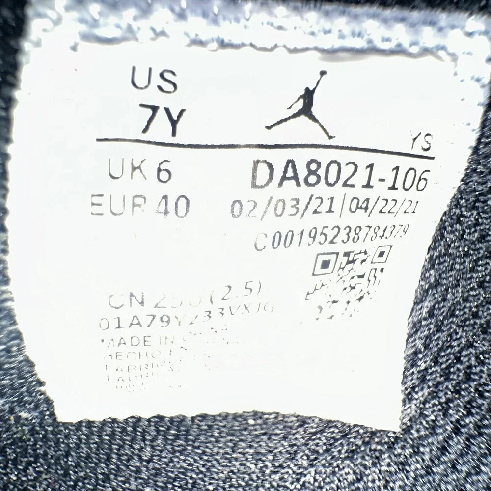 Nike Air Jordan‎ Max Aura 3 Sneakers White /Very Berry Black 7 Youth/Mens 8W